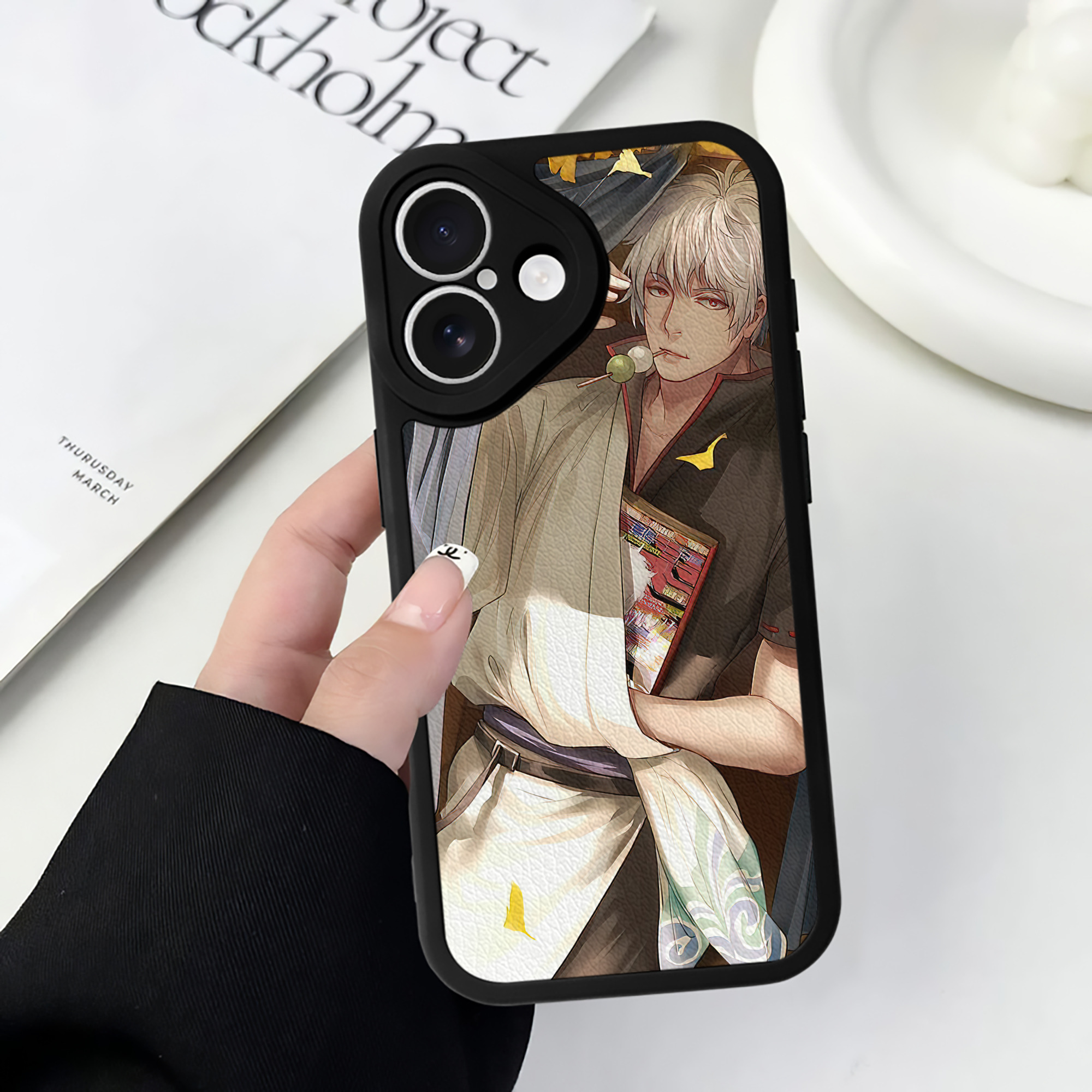 （画像用） ぎんたま 坂田銀時（さかたぎんとき） 神楽 志村新八（しむら しんぱち） GINTAMA Sakata Gintoki Kagura Shimura Shinpachi 【iPhone 16シリーズ対応】シリコンスマホケース（レザー調） 材質：シリコン